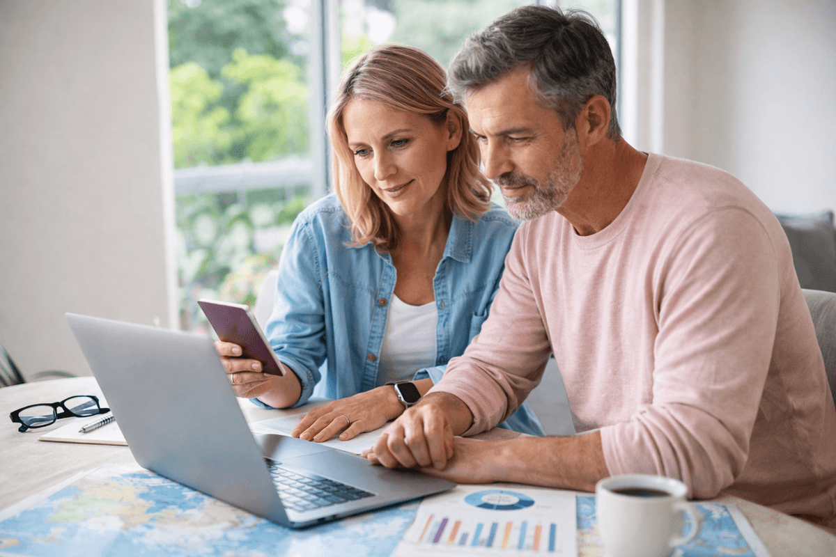 Couple planifiant leur retraite internationale avec retreet.ai